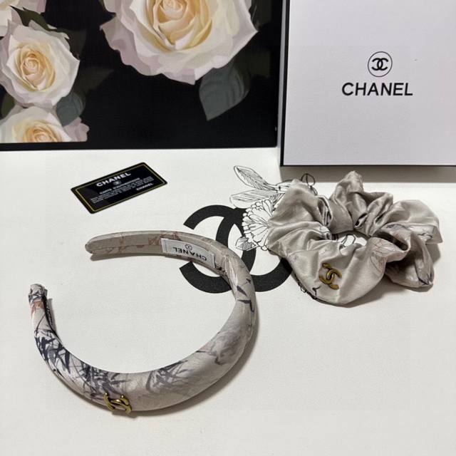 特 两件套 配专柜包装 Chanel 香奈儿 最新爆款来啦小香风两件套发箍发圈优雅的Girl值得入手 非常好搭配 气质有品位建议两个一齐佩戴 神奇的仙