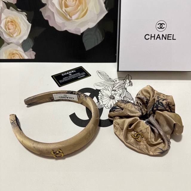 特 两件套 配专柜包装 Chanel 香奈儿 最新爆款来啦小香风两件套发箍发圈优雅的Girl值得入手 非常好搭配 气质有品位建议两个一齐佩戴 神奇的仙