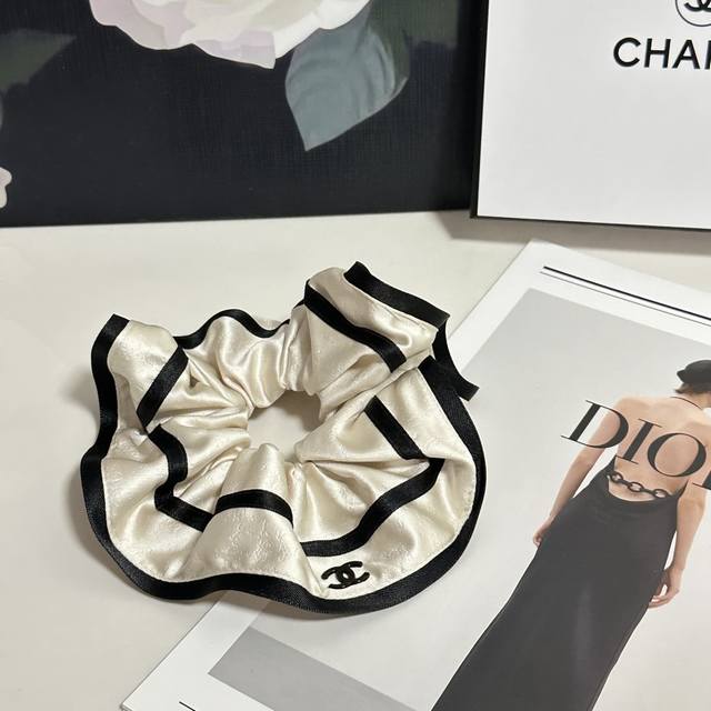 特 配专柜包装Chanel 香奈儿 最新小香风发圈小仙女快入手特殊材质 不嘞头可盐可甜～