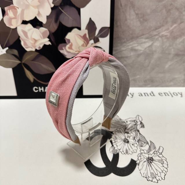 特 配专柜包装Miumiu 缪缪 最新发箍小仙女快入手特殊材质 不嘞头可盐可甜～
