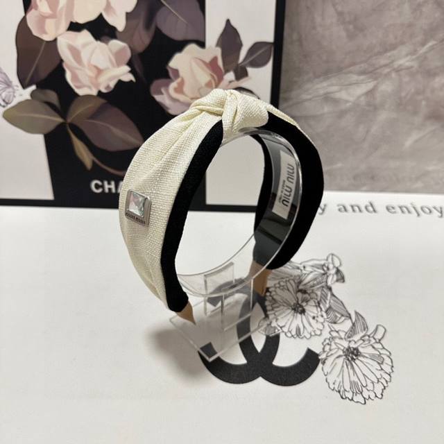 特 配专柜包装Miumiu 缪缪 最新发箍小仙女快入手特殊材质 不嘞头可盐可甜～