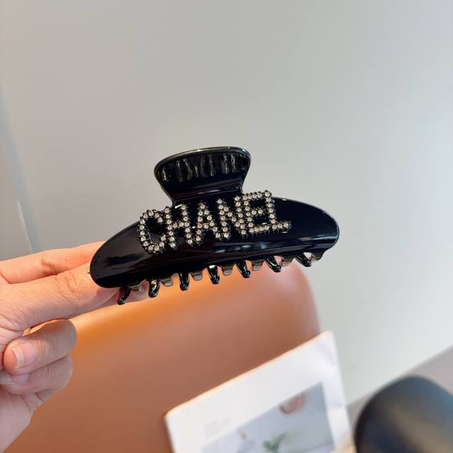 配包装 单个 ＣＨＡＮＥＬ香奈儿高颜值一字抓夹，百搭简约发夹 原单材质，女神必备单品，超级精致哦名媛范儿。