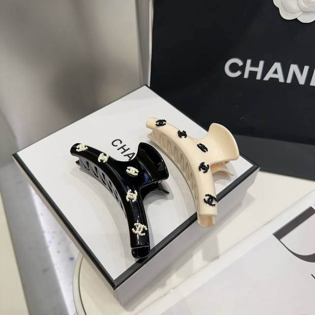 配包装盒Chanel 香奈儿 最新款小香抓夹．超级好看！名媛范儿十足，小仙女必备