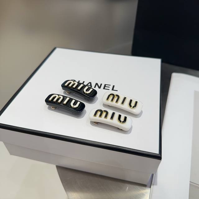 配包装盒 一对 Miumiu新款字母小边夹刘海夹，网红爆款！简单优雅，实用百搭！