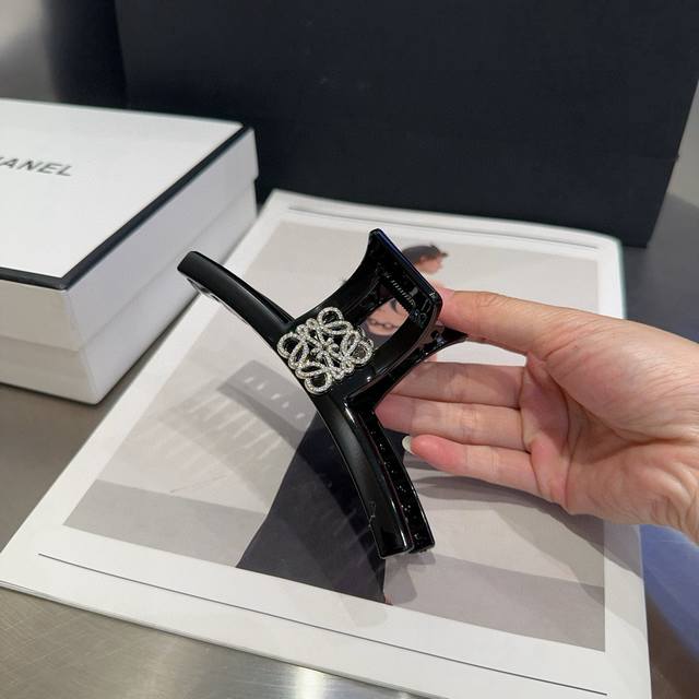 配包装盒Loewe 罗意威 字母抓夹，时尚潮品，简单大方，人手必备单品