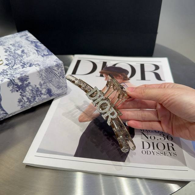 配包装盒Dior 迪奥 新款D家抓夹，时尚百搭，简单实用 超级好看！小姐姐必备