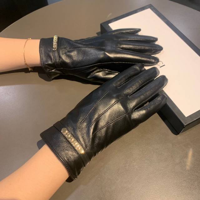 新款独家首发触屏手套 Gucci古奇新款U口蝴蝶结高档羊皮手套女神集美们首选 不可错过百分百选用进口羊皮 皮质细腻柔软 认准进口羊皮特有手感羊绒内里保暖更佳 顶