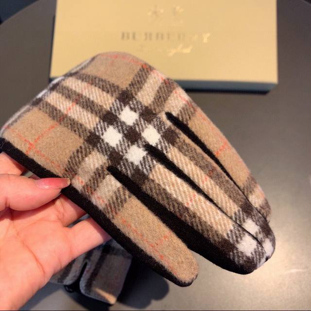 巴宝莉Burberry 专柜新品羊毛手套，时尚手套，秋冬保暖加绒内里，经典格子，上手超舒适柔软、百搭！均码