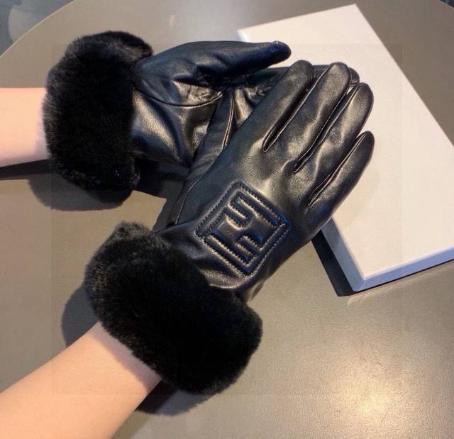 芬迪Fendi2025秋冬懒兔毛羊皮刺绣手套手机触屏，值得对比同款不同品质，秒杀市场差产品，进口一级羊皮懒兔毛内里加绒 经典不过时款.喜欢可以入手了，这种品质的