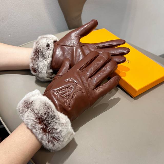 路易威登Lv2025秋冬懒兔毛羊皮刺绣手套手机触屏，值得对比同款不同品质，秒杀市场差产品，进口一级羊皮懒兔毛内里加绒 经典不过时款.喜欢可以入手了，这种品质的今