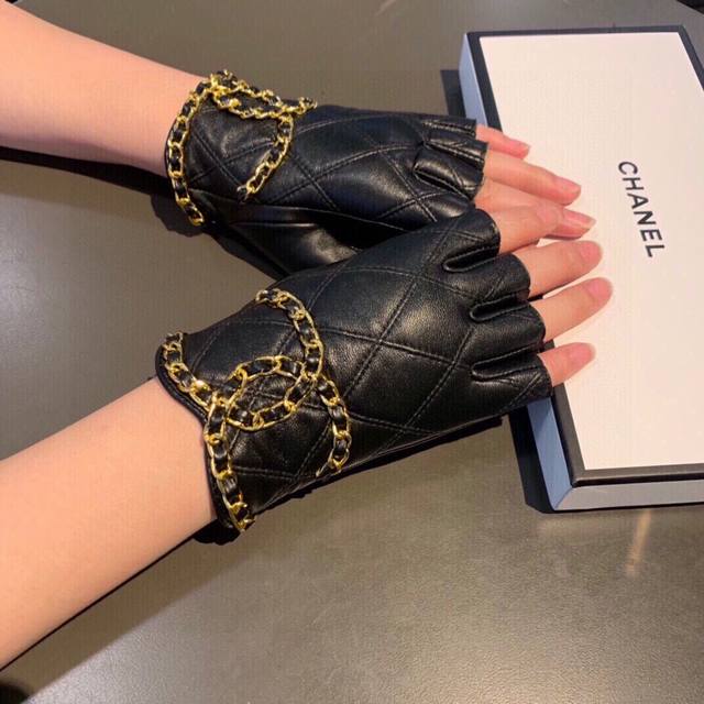 Chanel 香奈儿2025大双C链条秋冬短款手套美美滴值得对比同款不同品质，秒杀市场差产品，进口一级羊皮经典不过时款.喜欢可以入手了，这种品质的今年用了明年还