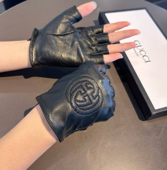 新款独家首发触屏手套 Gucci古奇新款高档羊皮手套女神集美们首选 不可错过百分百选用进口羊皮 皮质细腻柔软 认准进口羊皮特有手感羊绒内里保暖更佳 顶级做工任何