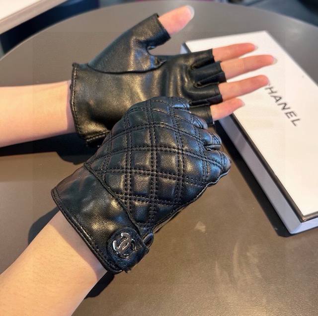 香奈儿新品短款手套，时尚机车手套，秋冬新品布内里，时尚上手超舒适柔软、百搭！集美女神必备配盒子码数Ml