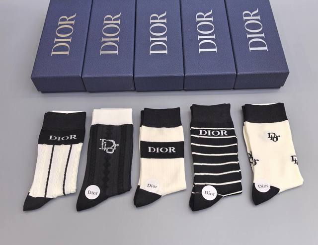 特 配专柜包装Dior 迪奥 新款中长款堆堆袜袜子！一盒五双，专柜同步筒袜袜子，大牌出街，潮人必备超好搭