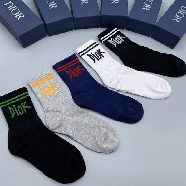 特 配专柜包装Dior 迪奥 新款中长款堆堆袜袜子！一盒五双，专柜同步筒袜袜子，大牌出街，潮人必备超好搭