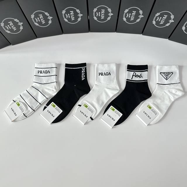 特 配包装Prada 普拉达 新款中筒款堆堆袜袜子！一盒五双， 专柜同步筒款袜子，大牌出街，潮人必备超好搭