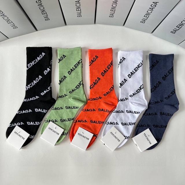 特 配专柜包装Balenciaga 巴黎世家 新款中长筒堆堆袜袜子！一盒五双，专柜同步筒袜袜子，大牌出街，潮人必备超好搭