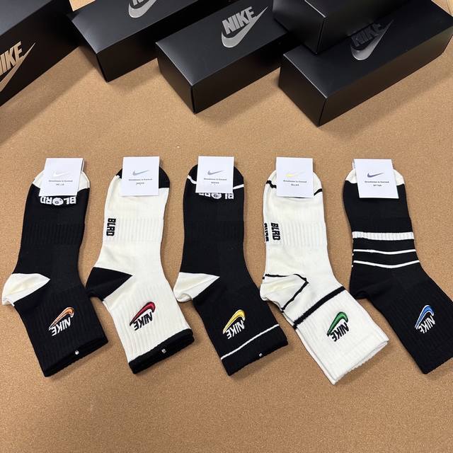 特 Nike 耐克 Just Doit. Logo超级Nice火爆全网，绝对是你这个春夏的搭配神器Ins今年超火爆超级爆款网红袜子彩绣经典Logo，火爆至极精梳