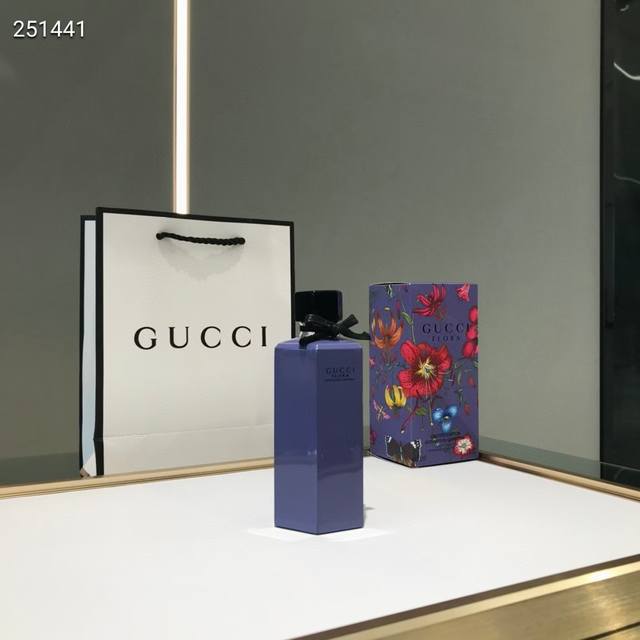 专柜品质限定薰衣草紫瓶花之舞绚丽栀子花香水 Ml 前调：红莓和梨中调：白色栀子花和鸡蛋花后调：广藿香和红糖前调的红色浆果一如既往突出少女的调皮可爱，穿着如包装花