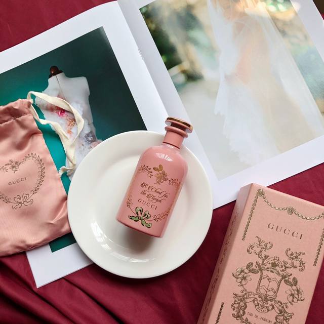 专柜品质 Gucci 炼金术士花园 新款香水 仙女颂 Ml 前调：赤素馨花 鸡蛋花 中调：佳雷花后调：香草仙女颂是一首热带森林的歌，充满阳光。这款香水灵感来自于