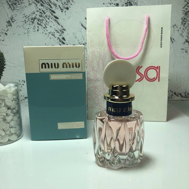 专柜品质Miumiu缪缪2018新款花香粉色少女女士香水白盖 Ml香调：花香调前调：黑醋栗叶、香柠檬、柠檬、青柠中调：铃兰、桃、梨、牡丹、玫瑰后调：檀木、香草、