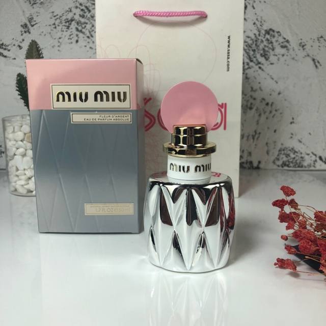 专柜品质Miumiu缪缪18年新款第四代银色之花粉盖银瓶女士香水 Ml银色银身，少女心满满香调：东方花香调前调：醋栗叶中调：铃兰晚香玉后调：阿奇加拉木麝香能明显