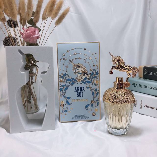 专柜品质安娜苏独角兽香水Edt75Ml！以梦为马，不负韶华安娜苏独角少女心爆棚是一款甜蜜的香气，它清新的开头混合了柑橘元素和粉胡椒的芳香，花香的中心被占主导地位