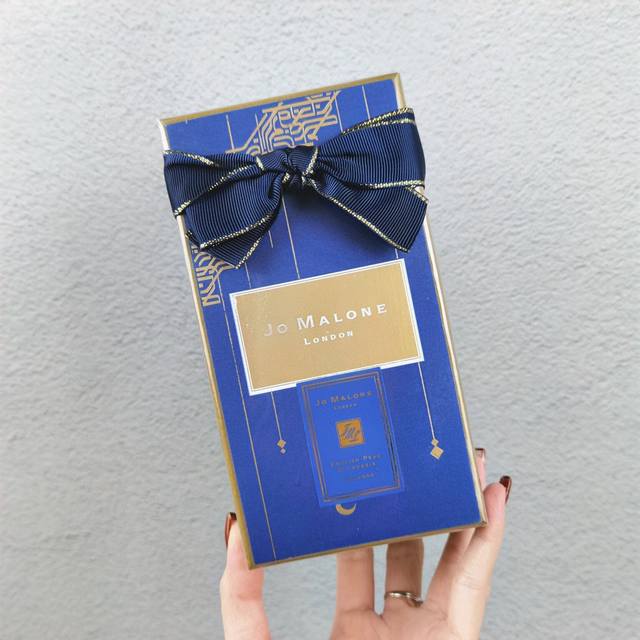 专柜品质祖马龙蓝瓶香水 Ml英国梨专柜品质祖马龙圣诞新款蓝瓶香水 Ml，圣诞蓝瓶祖马龙英国梨与小苍兰香水 Ml ，为什么祖马龙总是感觉逼格要比其它牌子的香水高一