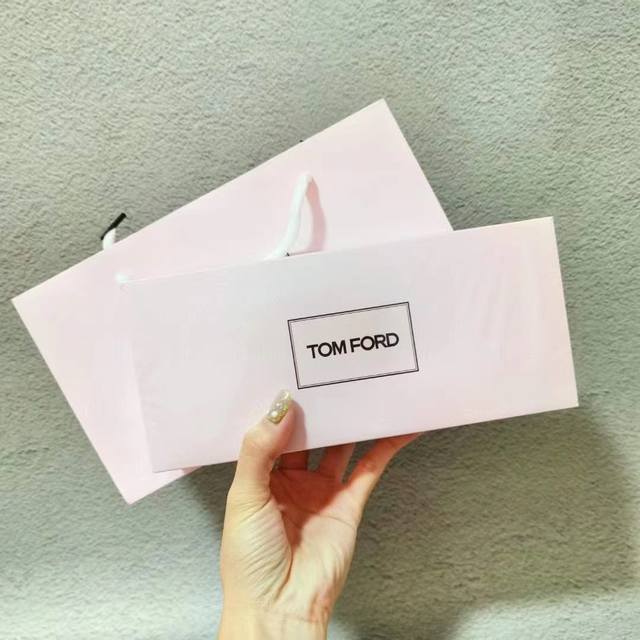 专柜品质Tf香水小样4件套 粉盒专柜品质内含4款味道阳光琥珀，失落樱桃，乌木沉香，带刺玫瑰Tf限定香水中样四件套香味：失落樱桃 乌木沉香 白麝香 荆棘玫瑰，规格