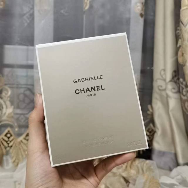 专柜品质嘉伯丽尔香水 Ml专柜品质香奈儿嘉柏丽尔女士香水Gabrielle Ml 香调：花香调为主，是由依兰依兰、茉莉花、橙花和晚香玉结合而成
