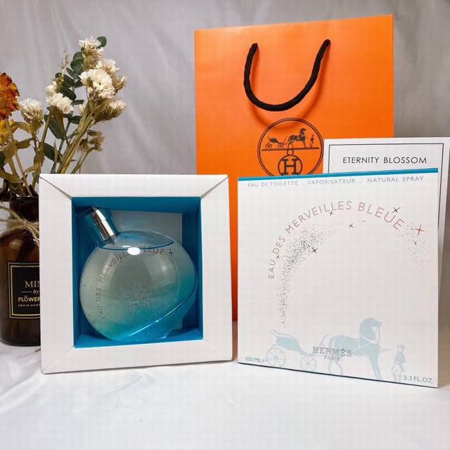 专柜品质 爱马仕蓝色橘彩星光 Ml这款爱马仕蓝色橘彩星光香水符合他的内在和他的长相，透蓝色的瓶身谱写着握住漫天星辰，却唯独握不住你的清润感受。前调：苦橙，意大利