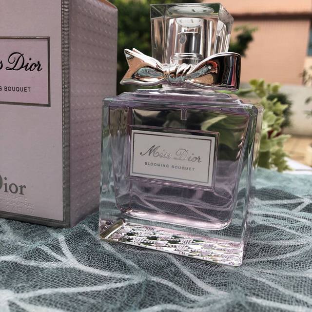 专柜品质做工精致留香持久 Dior 甜心小姐迪奥小姐花漾甜心香水 Ml，初恋的味道 任何人都抗拒不了的～因为它代表的每一个女孩心里都有座花园～天真，浪漫，有诗意