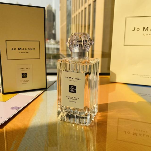 专柜品质 新款 Jomalone 祖马龙 新款钻石英国梨与小苍兰香水 Ml～快人一步，祖马龙 新款钻石瓶，国内专柜陆续同步上新！1920年代是辉煌奔放的时代，繁