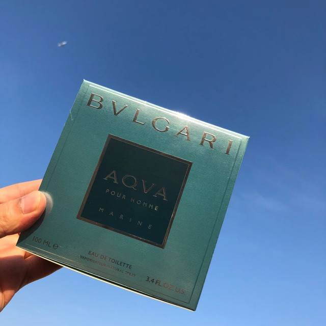 专柜品质宝格丽海蓝香水 Ml前调是苦橙花，葡萄柚中调是波喜荡草，迷迭香，琥珀香后调是白雪松木 以上不重要，请仔细品读以下 这款男香属于运动清新类的“小鲜肉香”，