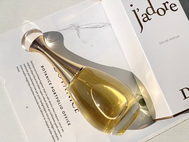 专柜品质Dior J'adore 真我香水是以花果香调为主。初调：清新的常春藤叶，甜美的柑桔果，还有一丝淡淡的黄兰香，清新愉悦，在这幽香里你可以聆听来自你心底的