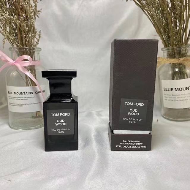 专柜品质 Tf乌木沉香极致版50Ml 禁欲系乌木,你总能被唤起跟本质有关的记忆；带着岁月沉淀的厚重感,不动声色的高级；大隐隐于市的味道,低调有内涵；一款中性香水