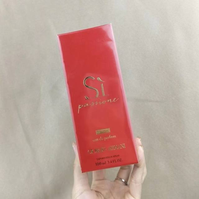 专柜品质 阿玛尼迷情挚爱真情流露香水 Ml 专柜品质阿玛尼20年新款渐变红色挚爱Si迷情挚爱女士香水Edp浓香氛女士 Ml名称：阿玛尼挚爱真情流露香型：Edp浓