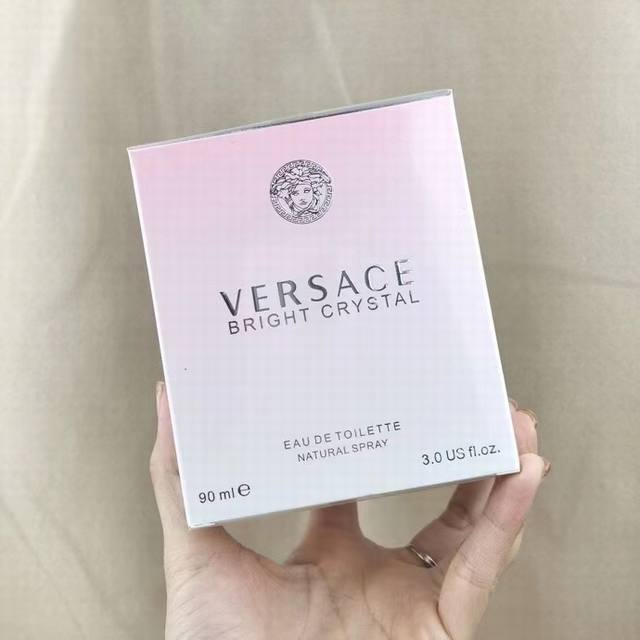 专柜品质 范思哲粉钻香水90Ml 专柜品质 香调 ：清新花果香调 前味 ：石榴, 柚子 中味 ：木兰, 莲花, 牡丹 后味 ：琥珀, Musks, 桃花心木