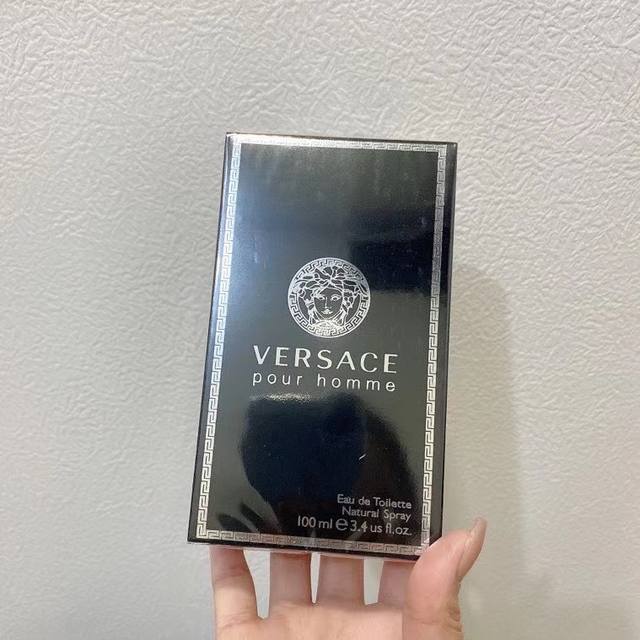 专柜品质 范思哲同名男士香水 Ml 同名经典男士淡香水 Ml，隐形管香调：清新柑橘水生调前味：柑橘、橙花、香柠檬、谷粒。中味：天竺葵、风信子、鼠尾草、雪松。后味