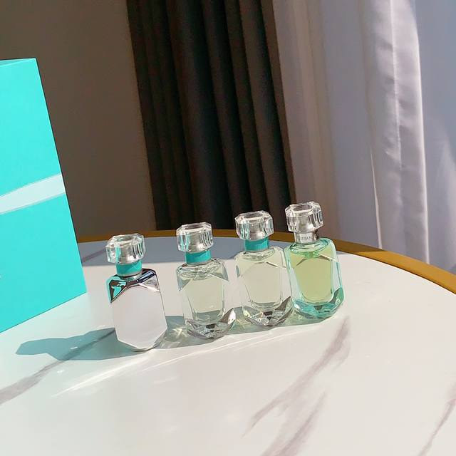 专柜品质这款香水系列来自于一个大家耳熟能详的珠宝品牌Tiffany&Co的同名香水，可以说这款小香水是近期最值得入手的Number One！经典的蓝色包装和白色