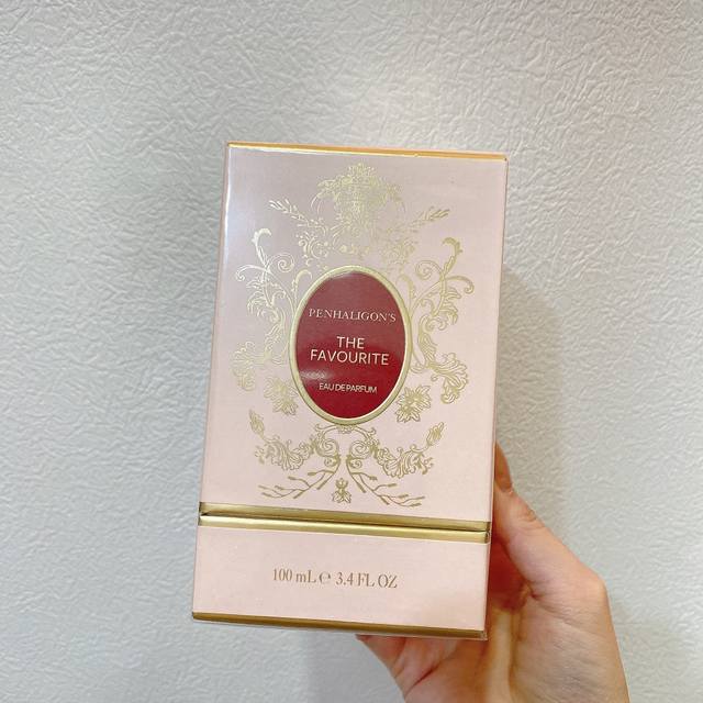 专柜品质 潘海利根女王的耳语香水The Favourite 宠儿 Ml，前调：小苍兰紫柑橘，佛手柑；中调：含羞草鸢尾花、茉莉桑巴奇；后调：印度檀香木、麝香琥珀