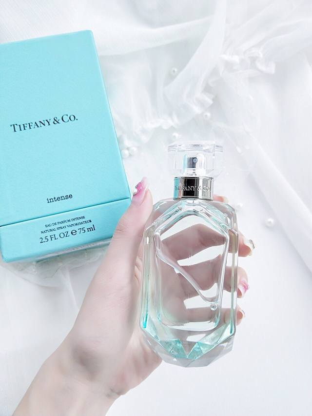 专柜品质超美Tiffany蓝钻香水！颜控必入！自从去年Tiffany推出了它们家的经典款香水作为颜控的我就为Tiffany家超高颜值的香水所倾倒~闺蜜这几天在韩