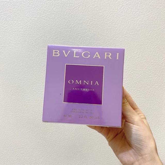 专柜品质 宝格丽紫晶 紫车轮香水65Ml 香 调 清新花香调 前 调 绿色香气、粉葡萄柚 中 调 鸢尾草、保加利亚玫瑰 后 调 天芥菜属植物、木质香气