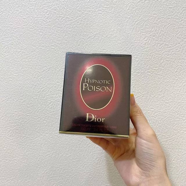 专柜品质 迪奥红毒女士香水 Ml 香水瓶身造型典雅，与其时而强调物质，时而强调个人成就的时尚风气相吻合。毒药所塑造的正式这种炽热儿进去的女性神秘性感的体现，充满