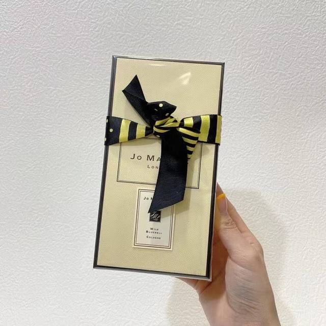 专柜品质 祖马龙经典蓝风铃香水 Ml 一个会让人掉坑掉牌子！我最爱的香水牌子之一！祖马龙嗅觉比视觉的记忆更加久，所以当你忘记一个人的样子的时候，也许还记得她的香