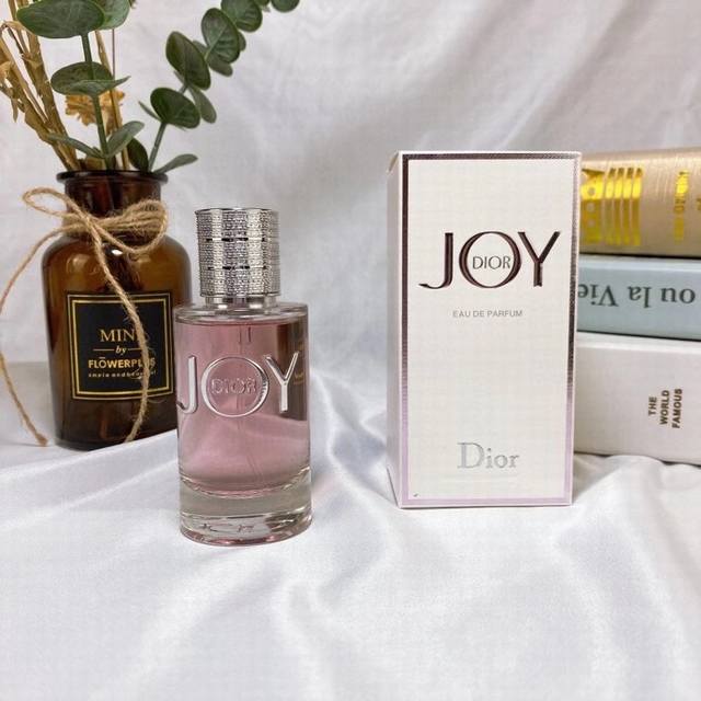 专柜品质 迪奥Joy悦之欢香水90Ml 专柜品质Dior迪奥Joy悦之欢Edp浓香水90Ml，2018秋季新款。一款花香型木质麝香调的女用香水。 前调是香柠檬和