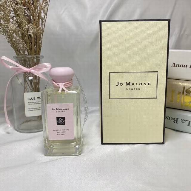专柜品质 祖马龙限定版樱花粉香水 Ml 日本 年限定祖马龙樱花香水，是复刻以前出过经典的Sakura Cherry Blossom樱花香水，以樱花为主调，加以玫