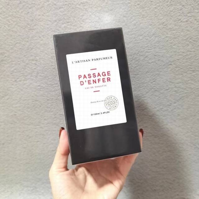专柜品质 阿蒂仙冥府之路香水 Ml 专柜品质阿蒂仙L'artisan Parfumeur香水 Ml 单听名字，有种阴森神秘感。盲撸的一瓶，其实和名字压根联系不上