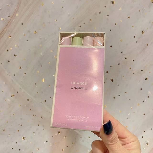 专柜品质 新款香奈儿涂抹香氛笔4件套 4*1.2G，在粉红色盒子中一次装着4支不同马卡龙色系的香氛笔，分别代表四种不同版本的香水，经典注入满满正能量#绿色气息飘