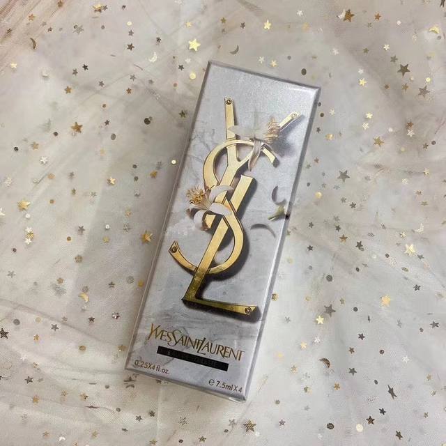 专柜品质 新款圣罗兰香水四件套 4×7.5Ml 内含反转巴黎，玫红巴黎，自由之香，黑鸦片，小巧精致 方便携带！懂事的男朋友 已经在准备圣诞礼物了，世上本无圣诞老